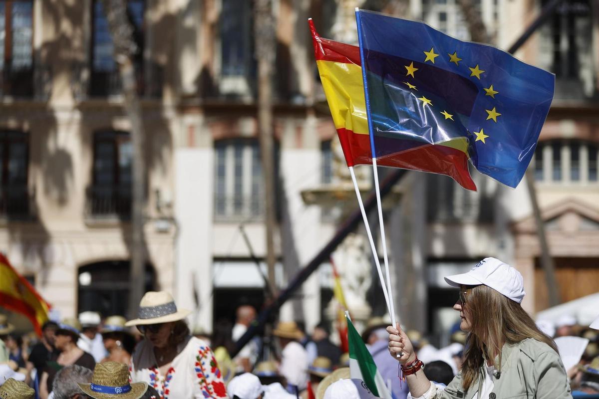 Un simpatizante del PP, con las banderas de España y Europa.