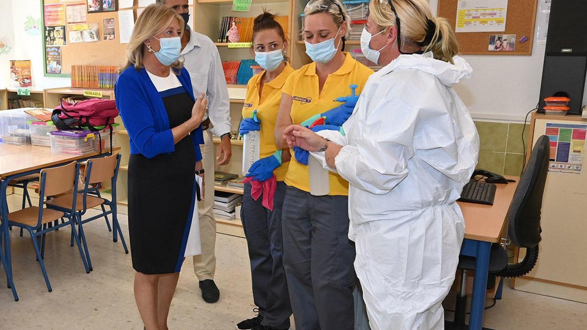 La alcaldesa de Marbella, Ángeles Muñoz, y los efectivos de desinfección ayer.