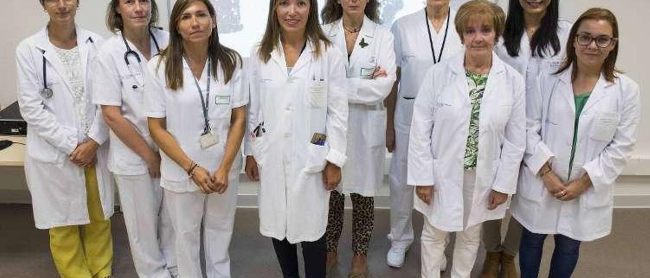 Equipo de de la vía rápida de cáncer de pulmón del Cunqueiro, con neumólogas, radiólogas de tórax, patóloga especialista en pulmón y la coordinadora de casos.  // C. Graña