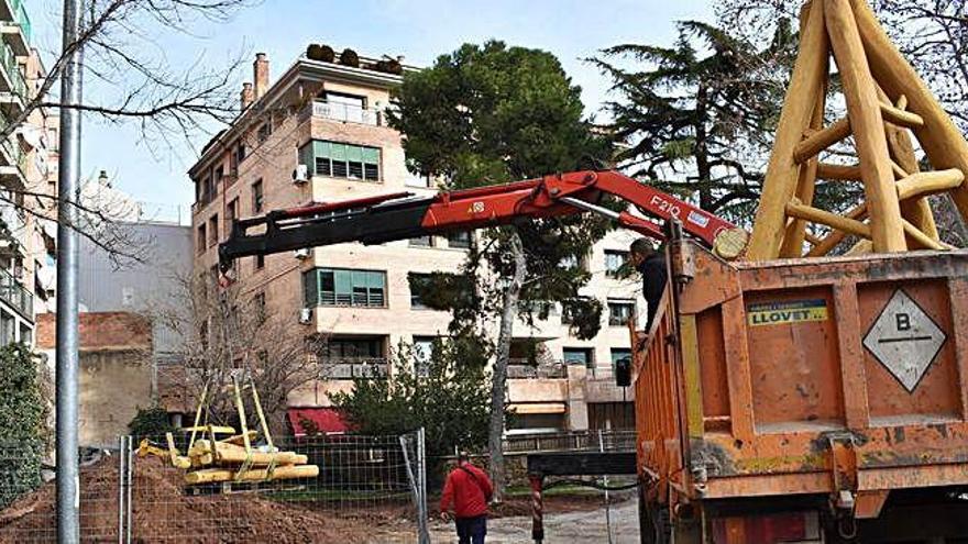 Obres al pati del Casino de Manresa per fer-hi una àrea de joc infantil