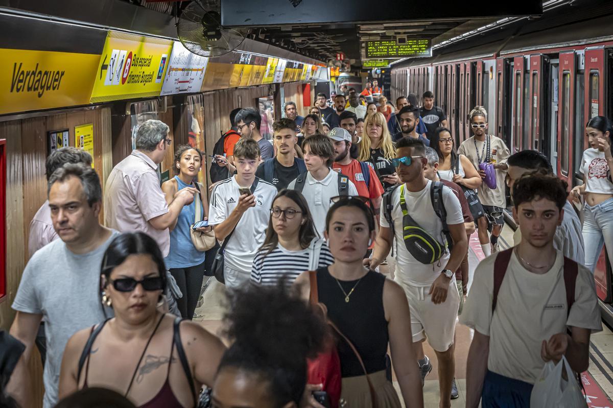 Viajeros de la L4 del metro de Barcelona, el pasado 26 de junio