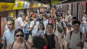 Viajeros de la L4 del metro de Barcelona, el pasado 26 de junio