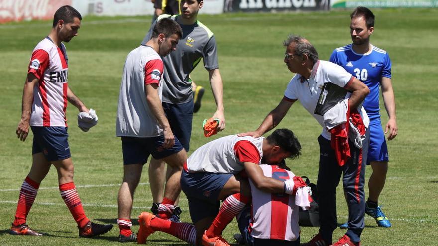 Los jugadores del Alondras, consolados por el cuerpo técnico tras el pitido final. / Cortesía del Deia