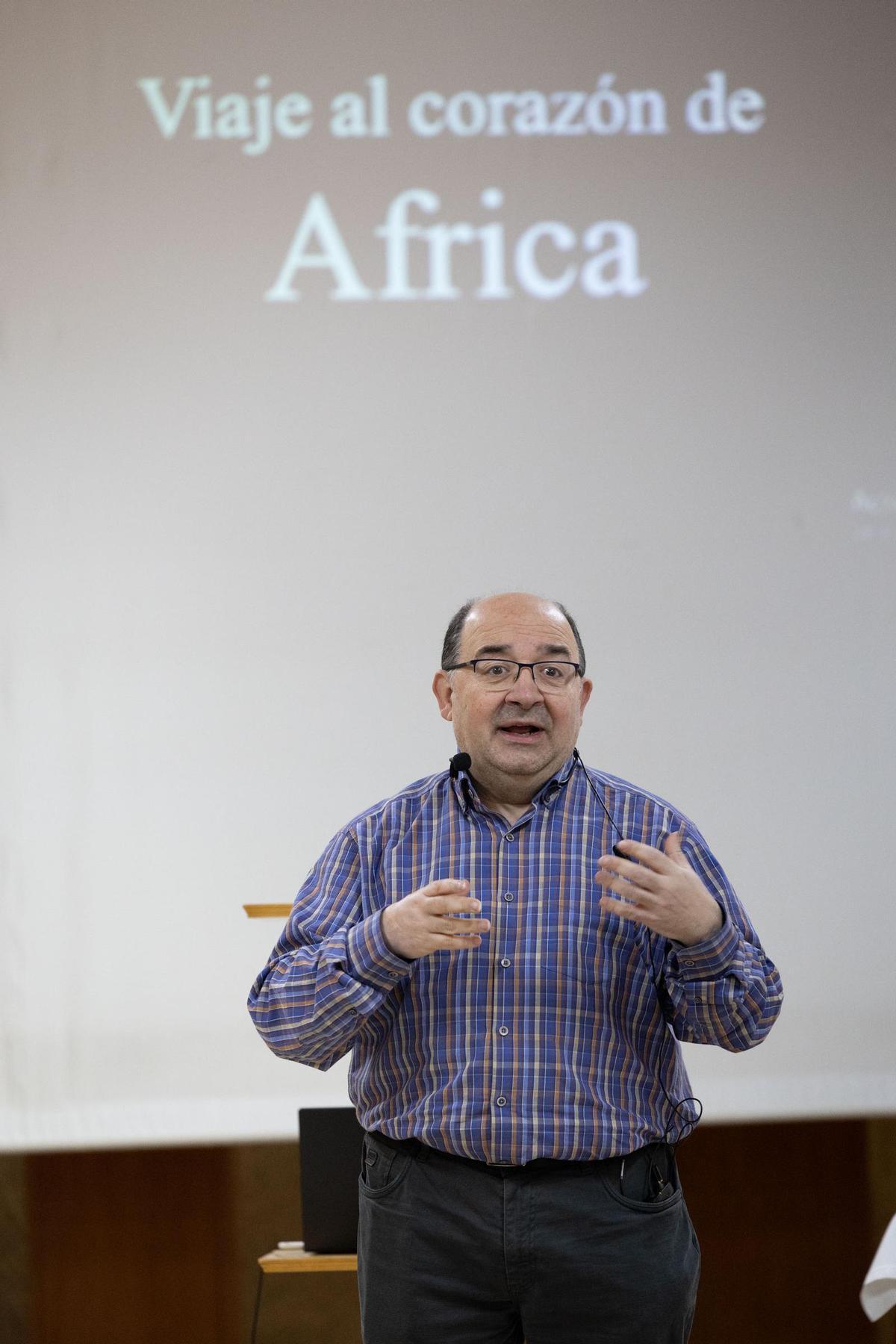 El formador de Manos Unidas Roberto Martínez, durante su charla sobre su viaje al Congo