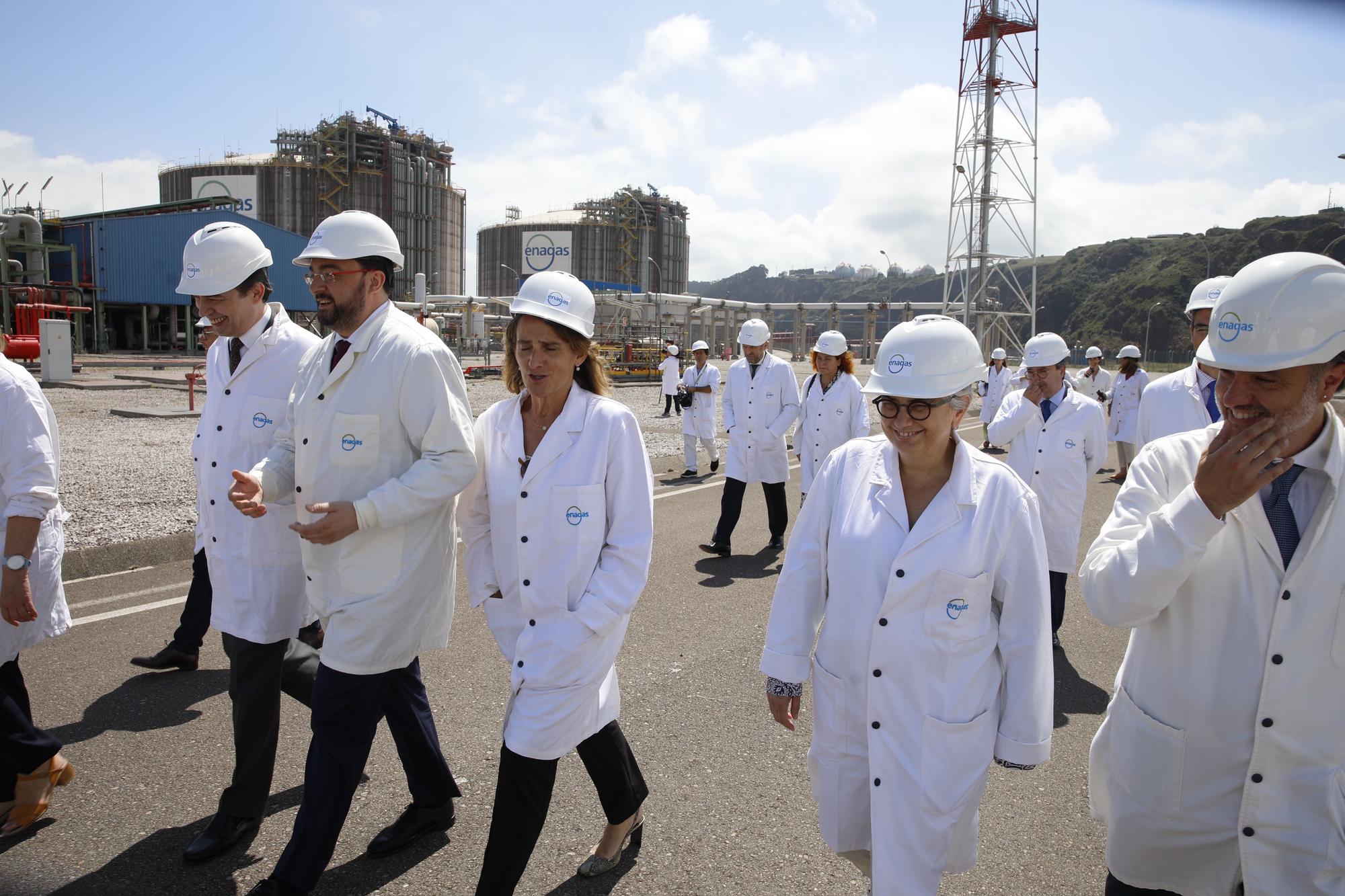 Teresa Ribera visita la planta regasificadora de El Musel