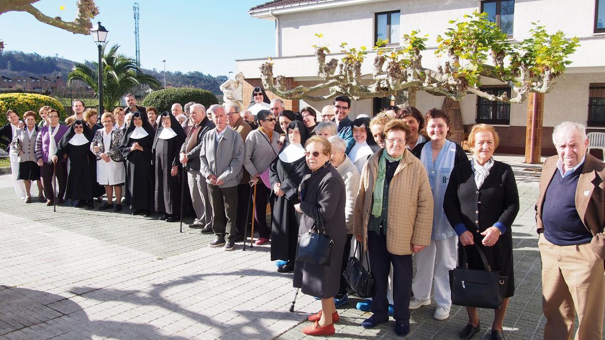 Religiosas, empleados y usuarios de la residencia Nuestra Señora de Covadonga de la Pola.