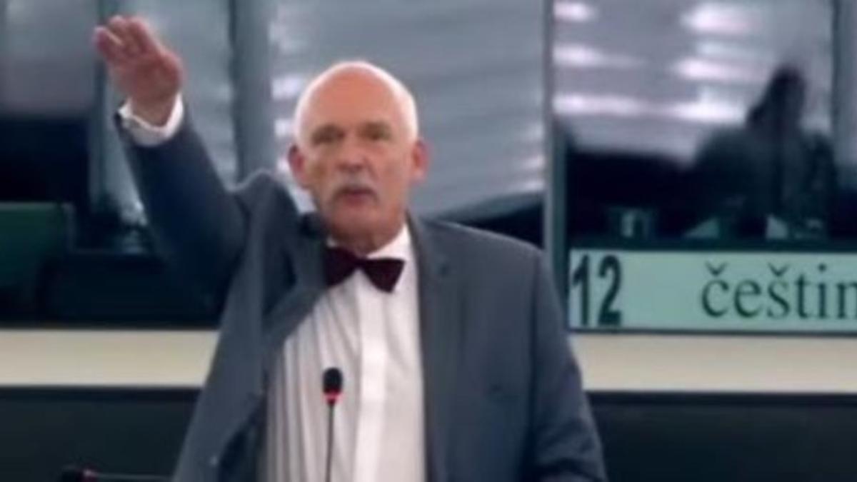 El eurodiputado polaco Janusz Korwin-Mikke haciendo el saludo nazi en uno de los plenos del Parlamento Europeo.
