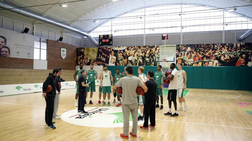 La plantilla del Unicaja, reunida en el centro de la pista de Los Guindos, donde se entrenó ayer.