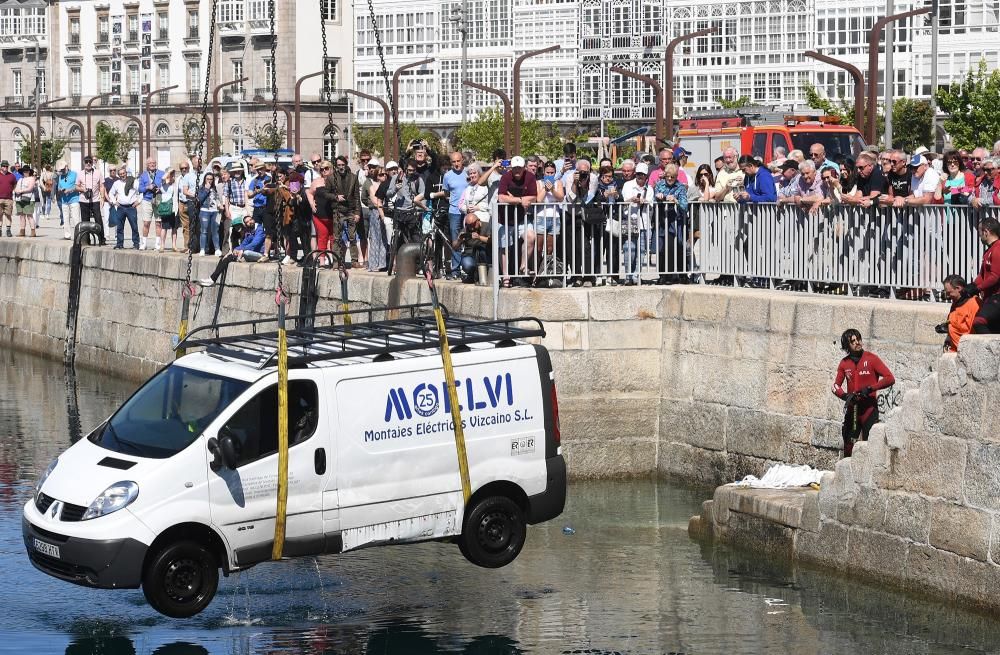 Una grúa retira la furgoneta hundida en la dársena