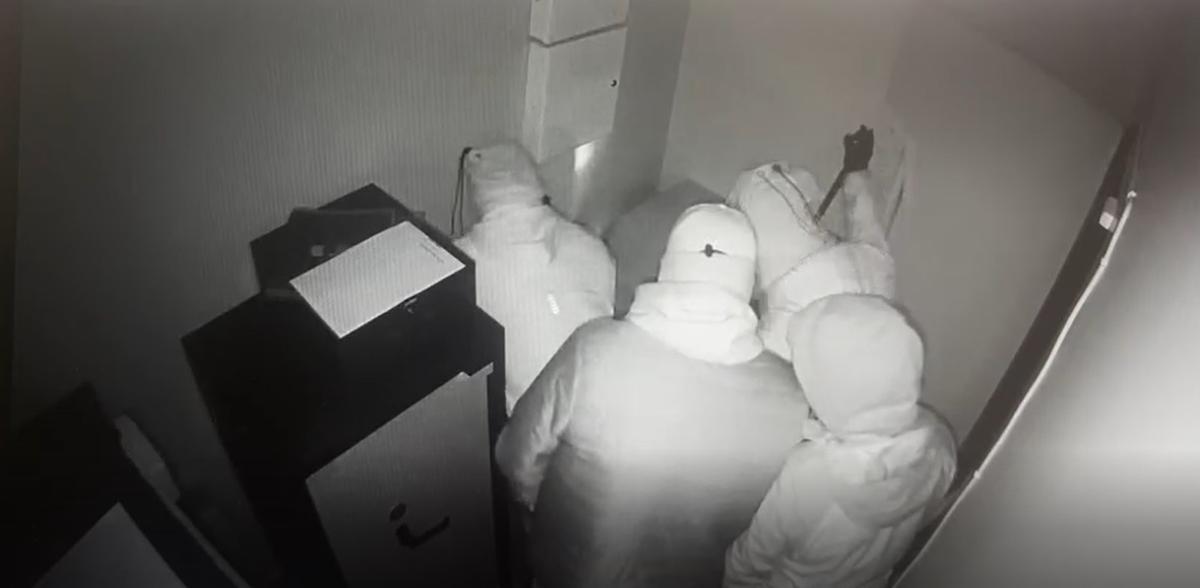 Los ladrones actuando en uno de sus robos.