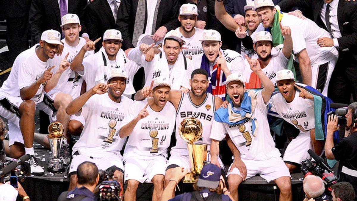Los jugadores de los Spurs posan para los medios con el trofeo que los acredita como vencedores de la NBA