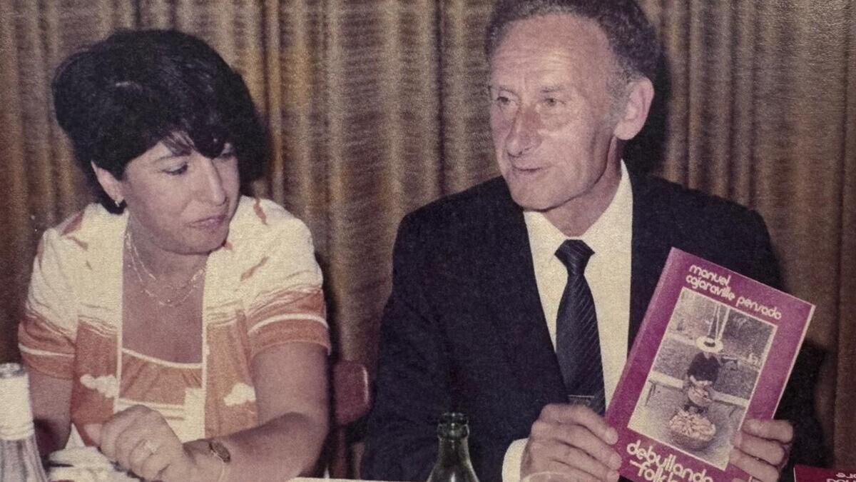 Manuel Cajaraville Penmsado en la presentación de su obra 'Debullando folklore' en 1983