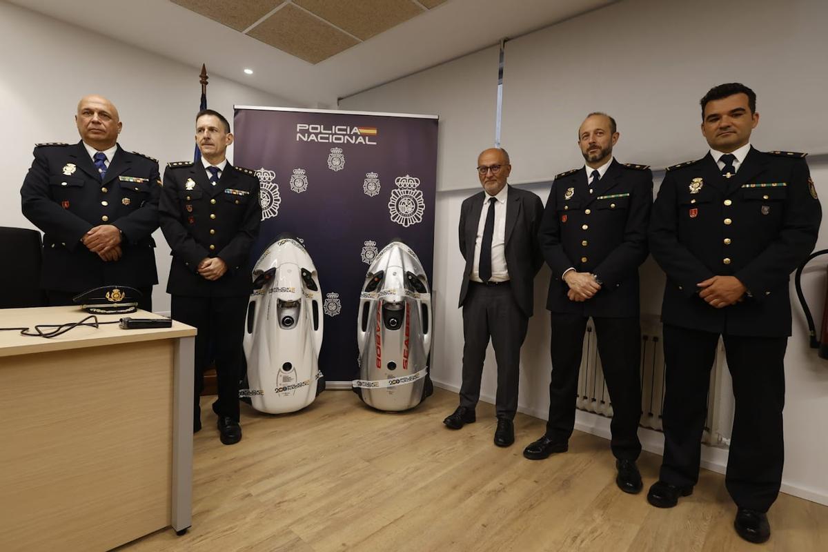 El subdelegado del Gobierno y los responsables policiales con los scooters submarinos localizados en la operación de Marín.
