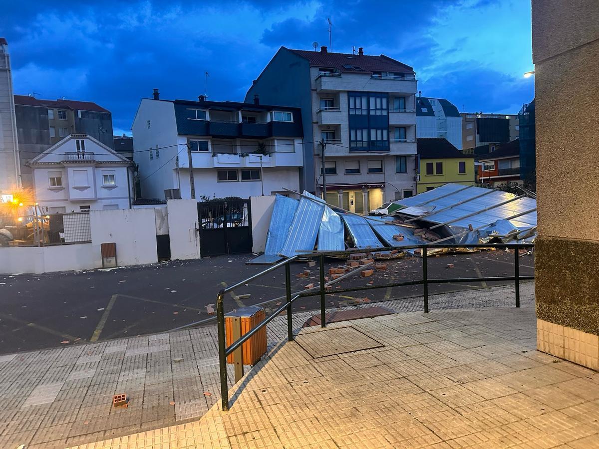 Planchas del tejado caídas en la entrada del instituto.