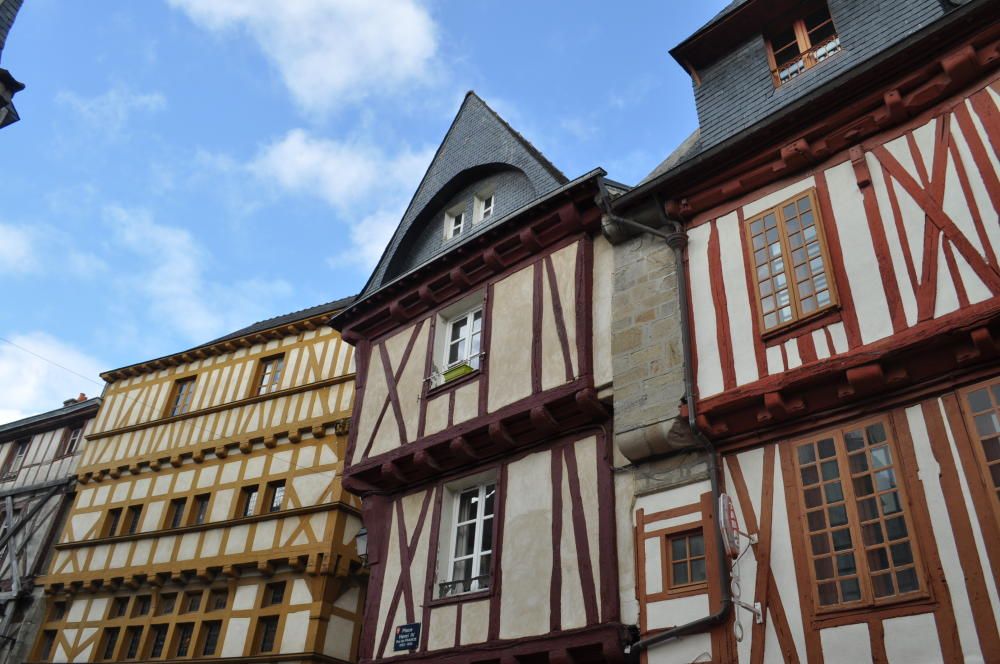 En la ciudad bretona hay 220 casas de estructura de madera de distintos colores, las que construían los comerciantes como tienda y hogar.