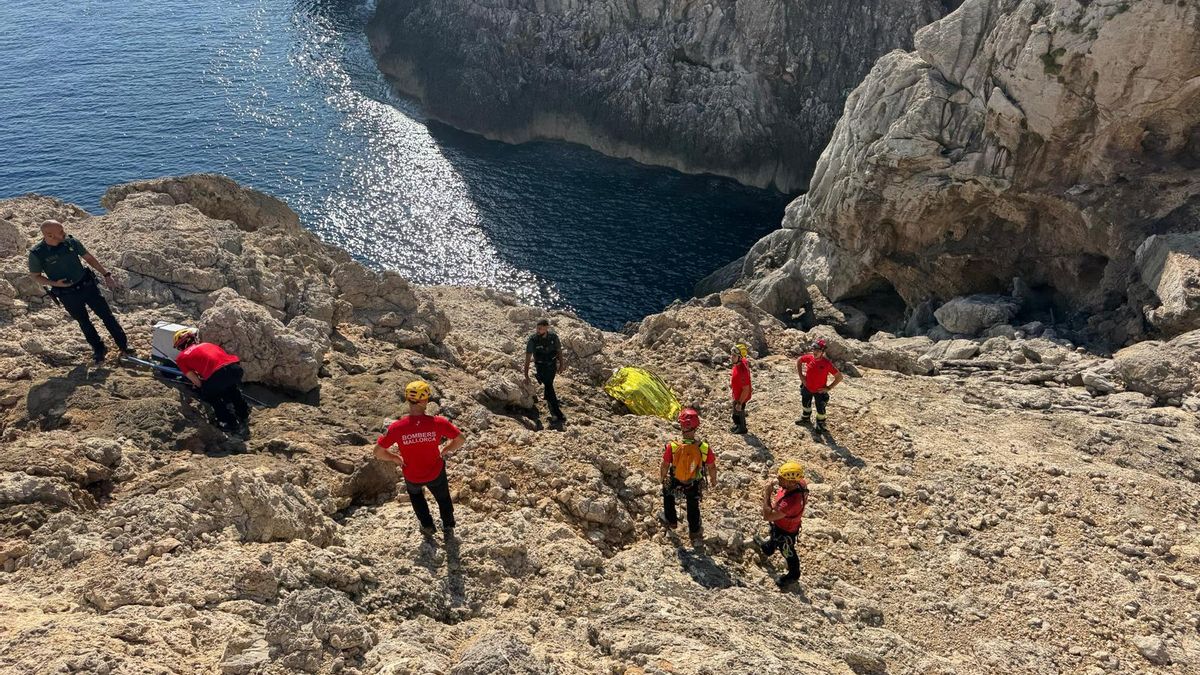 Bombers de Mallorca junto al cadáver de Gaspar Rosselló tras precipitarse por unas rocas cuando pescaba con su nieto de 15 años en Cala Sant Vicenç.