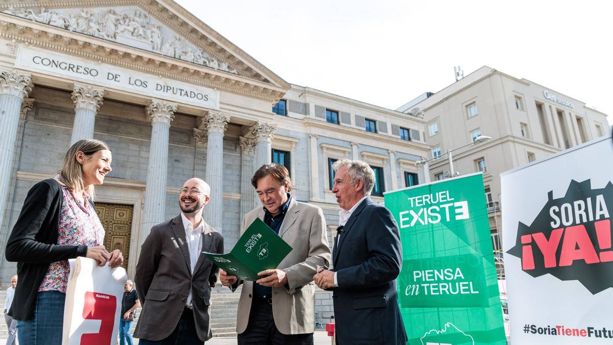 Los portavoces de la España Vaciada de las provincias de Teruel, Soria y Cuenca este jueves a las puertas del Congreso.