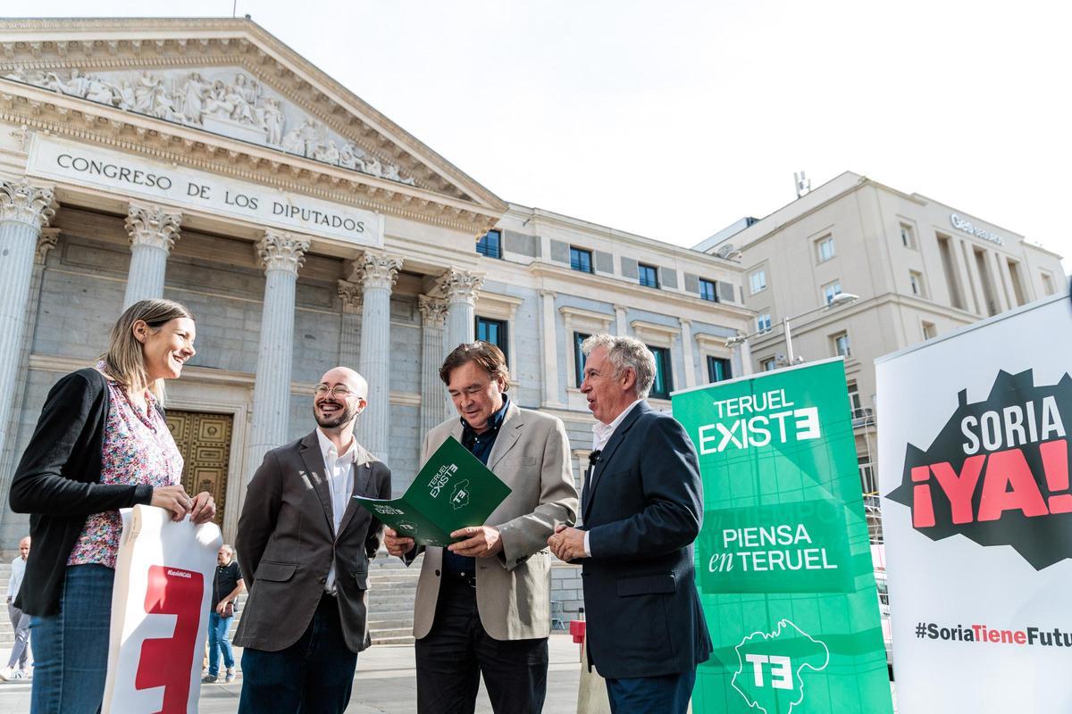 Los portavoces de la España Vaciada de las provincias de Teruel, Soria y Cuenca este jueves a las puertas del Congreso.