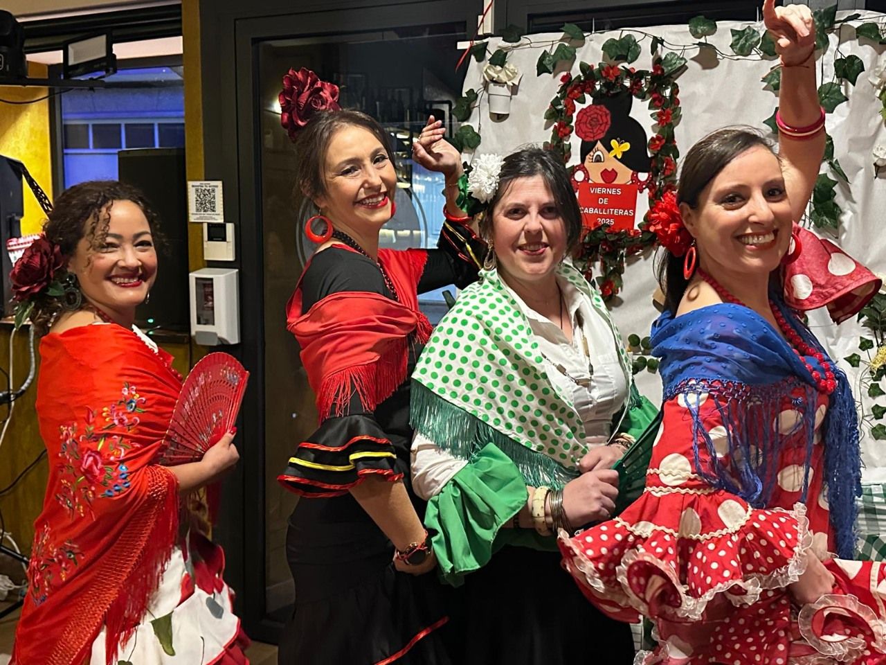 Asistentes a la fiesta de carnaval en el restaurante O 48 da Platería.