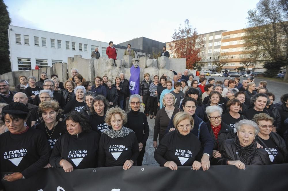 Concentración y colocación de lazo junto al monumento a Pablo Iglesias, dentro de la campaña A Coruña en Negro.