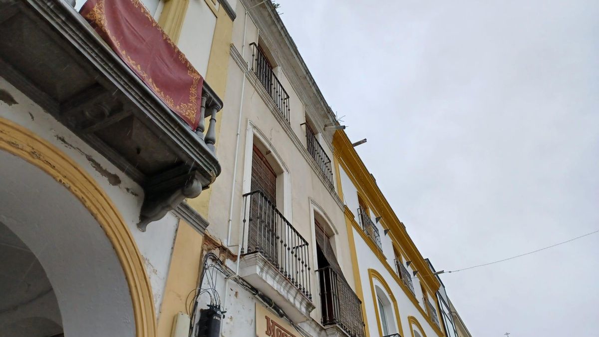 El balcón del que se ha precipitado el joven, con la cornisa rota.