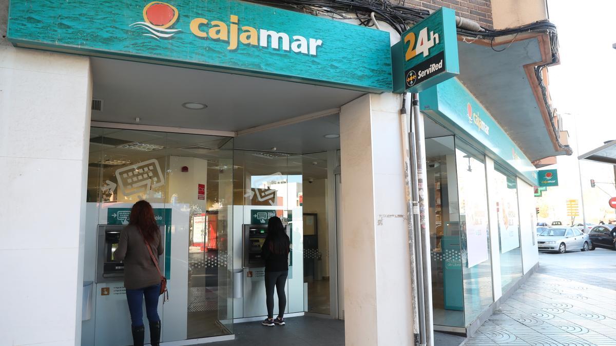 Cajamar espera restablecer este sábado el servicio a sus 620.000 clientes  de la Región - La Opinión de Murcia