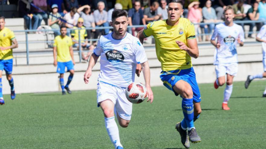 Edu Espiau presiona a Carlos Leto, lateral del Fabril y exjugador de la cadena amarilla.