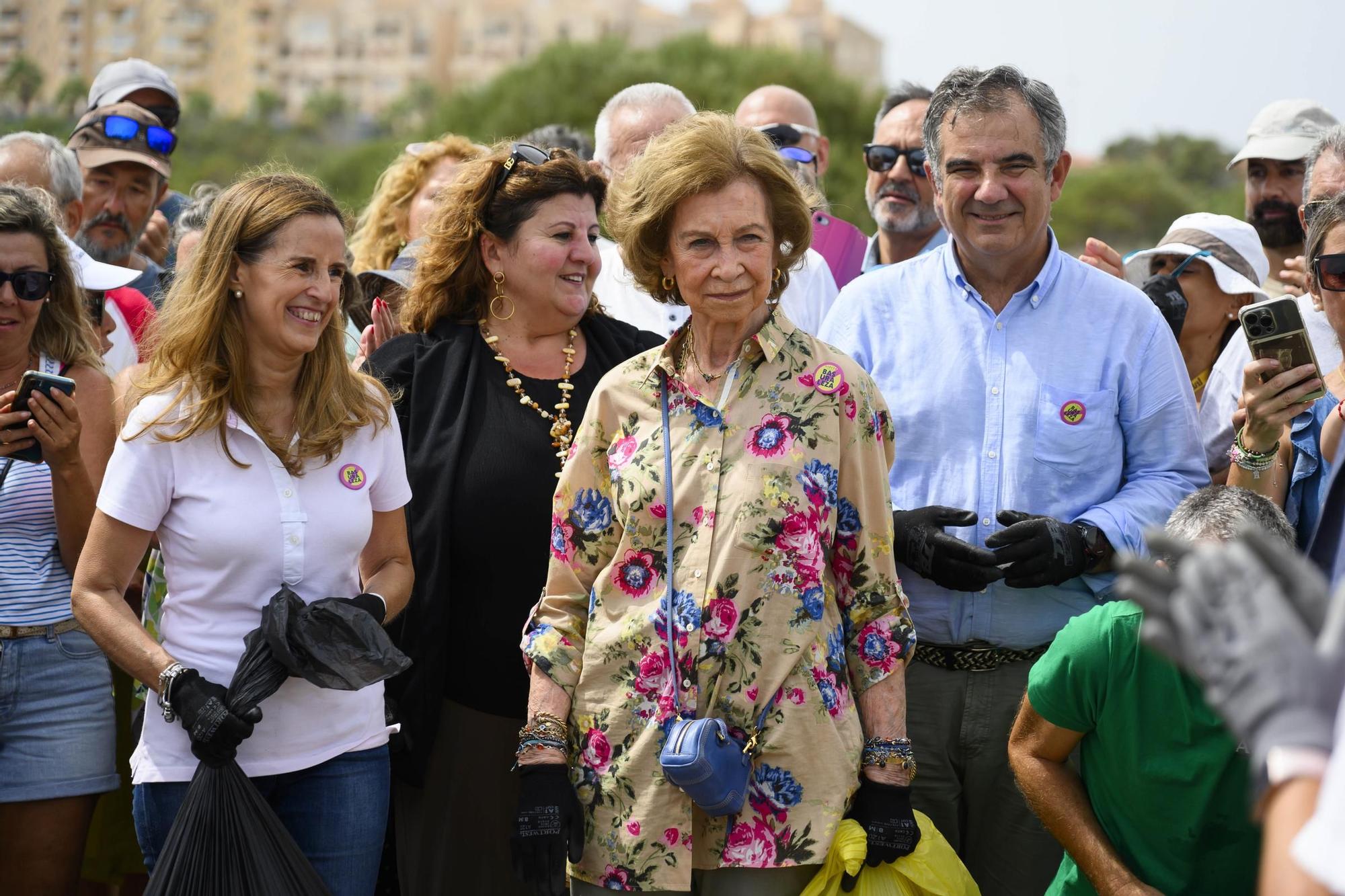 16092023-REINA SOFIA PARTICIPA EN RECOGIDA DE BASURAS EN LA MANGA CALA DEL ESTACIO SAN JAVIER -63.JPG