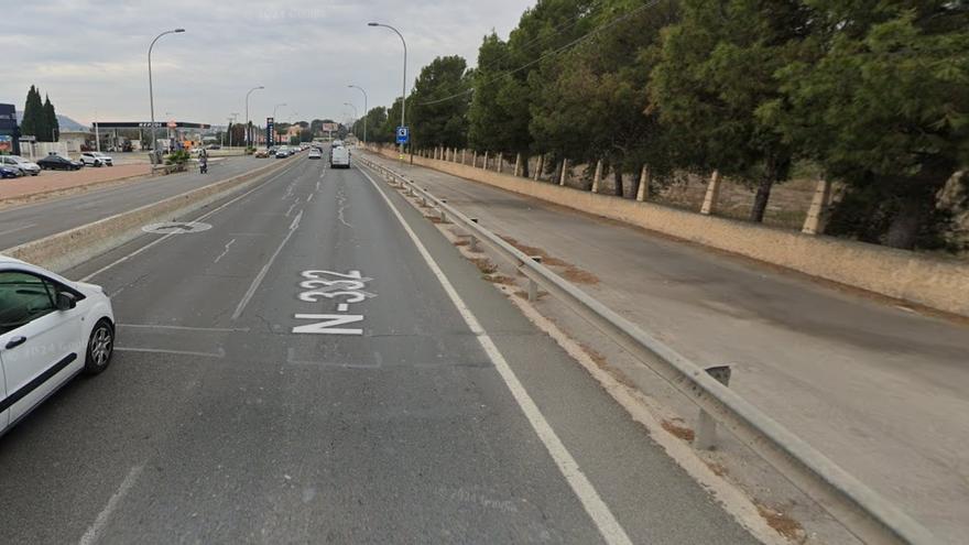 Dos heridos al salirse un coche de la vía en la Avenida de Dénia de Alicante