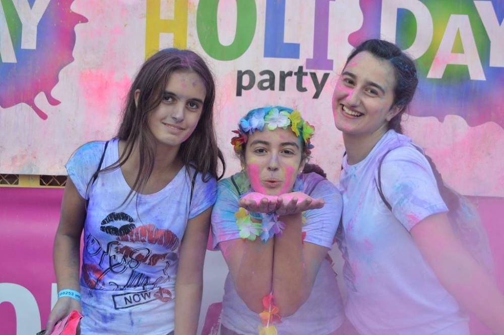 Un millar de personas disfrutan de los ''polvos holi'' en San Pedro