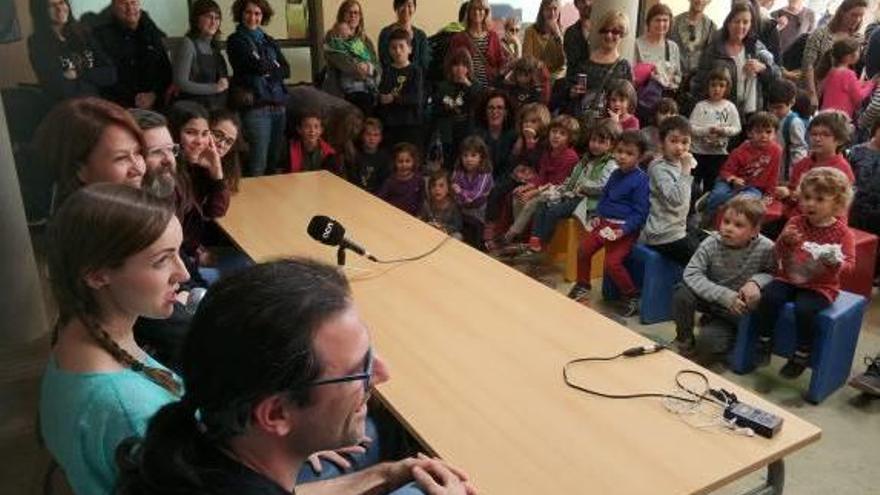 Els nens i nenes de l&#039;escola Eiximenis participen activament en la presentació.