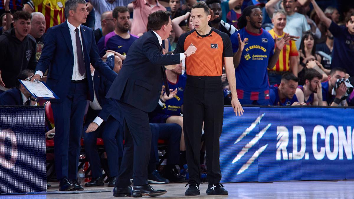 Xavi Pascual, quejándose a uno de los árbitros