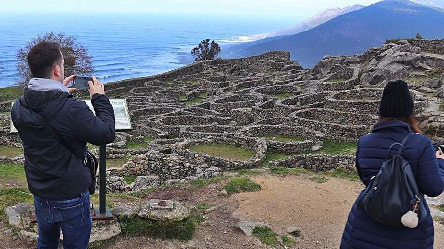 Una de las visitas al yacimiento arqueológico guardés.   | // D. P.