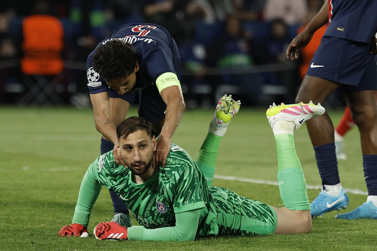 Marquinhos felicita a Donnarumma durante el PSG-Arsenal.