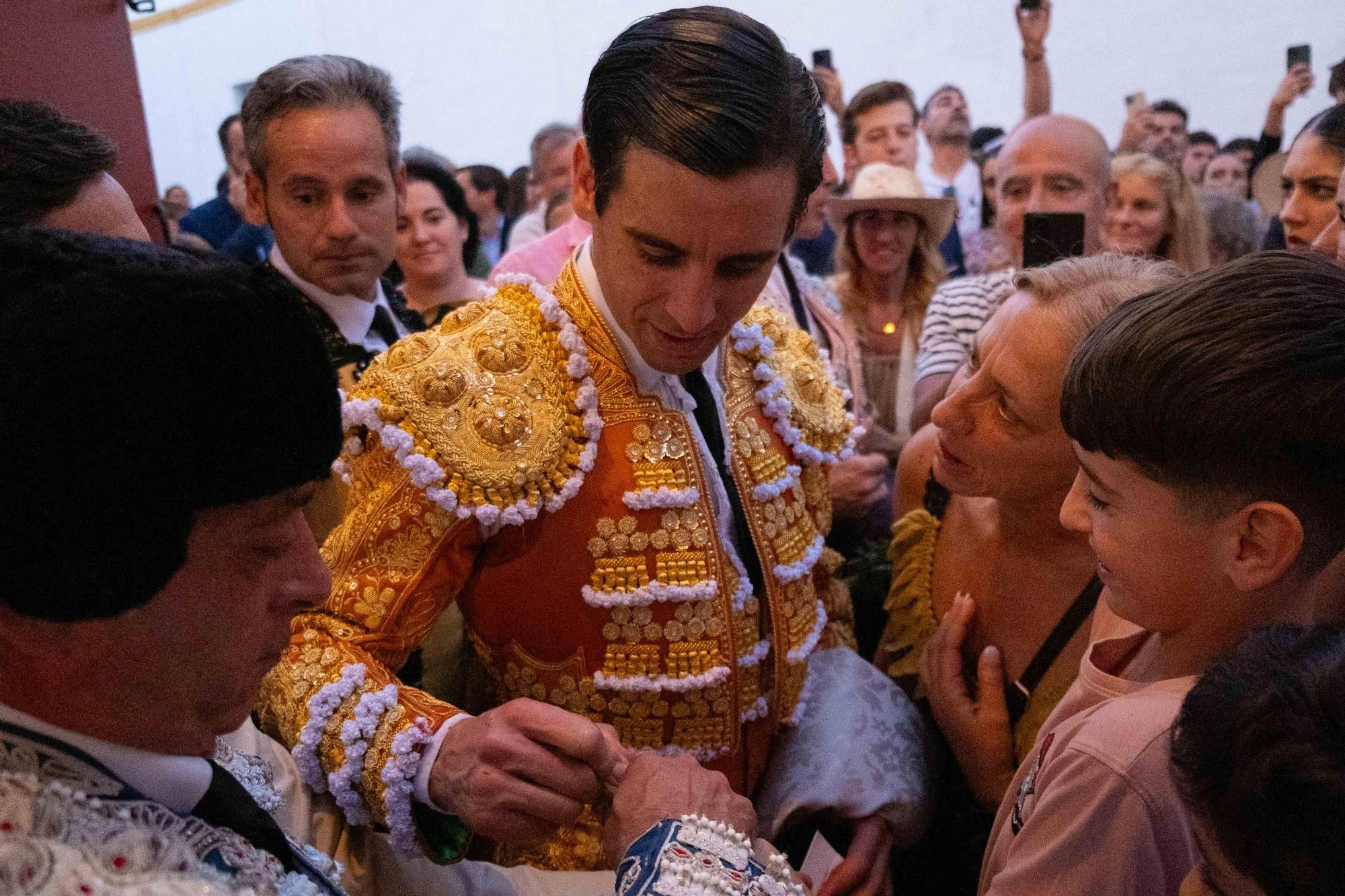 17. Una bulla de partidarios esperaba a Ortega en la calle