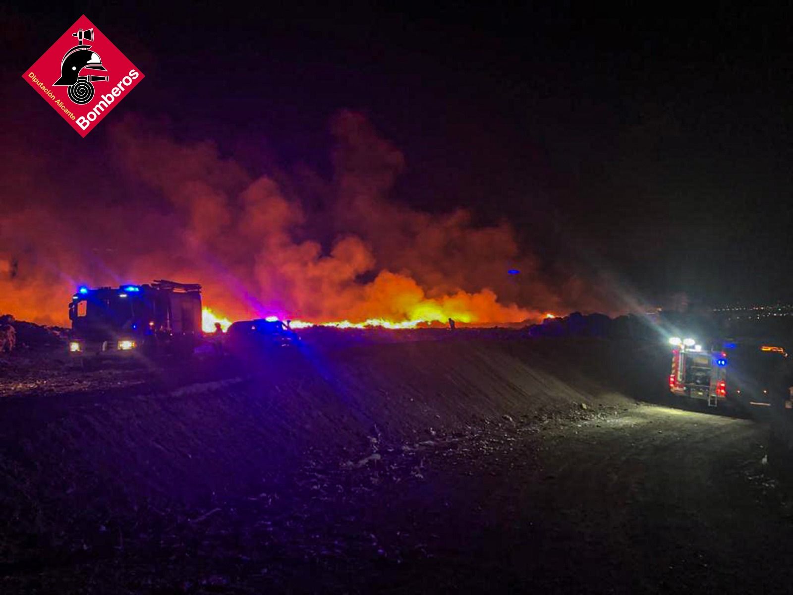 Incendio en un vertedero de Monóvar