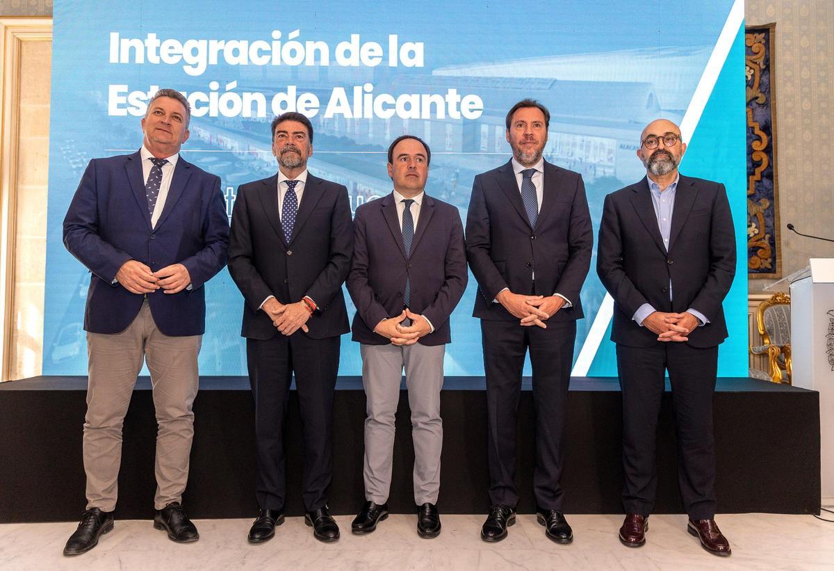 Imagen del día de la presentación del futuro Parque Central de Alicante, con el conseller de Infraestructuras, Vicente Martínez Mus; el alcalde de Alicante, Luis Barcala; el presidente de la Generalitat, Juanfran Pérez Llorca, el ministro de Transportes, Óscar Puente; y el presidente de Adif, Luis Pedro Marco.