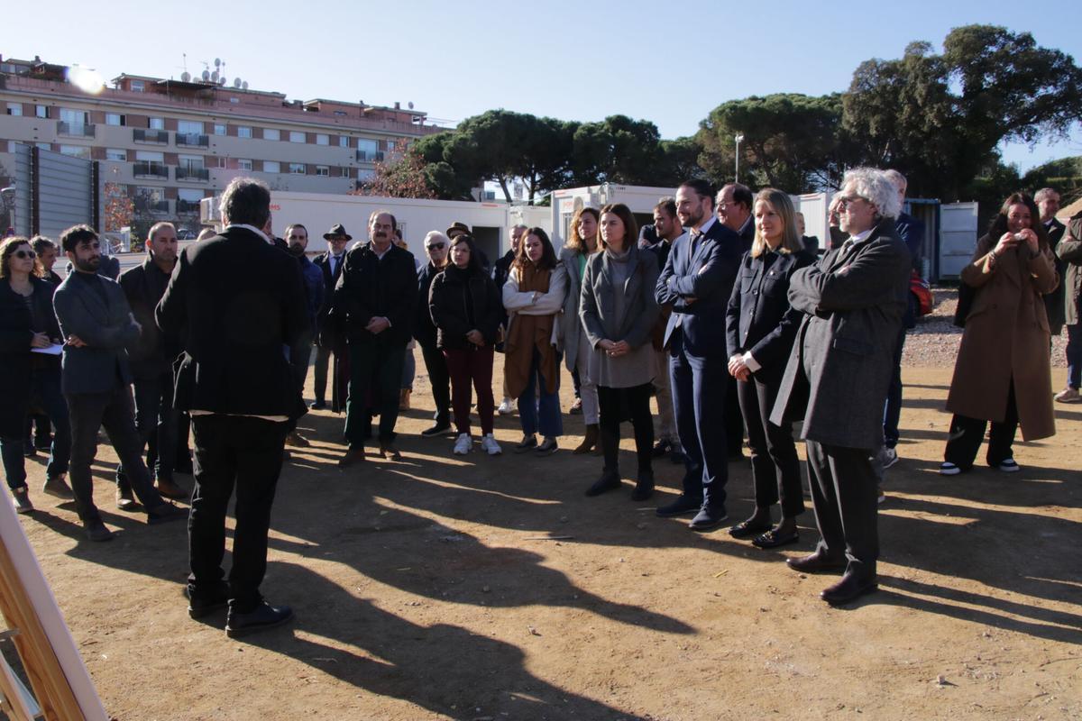 Els arquitectes de la futura residència de Lloret de Mar, presentant el projecte a la consellera Mònica Martínez Bravo