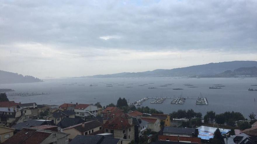 Cielo tormentoso en la Ría de Vigo este martes. // R. Grobas