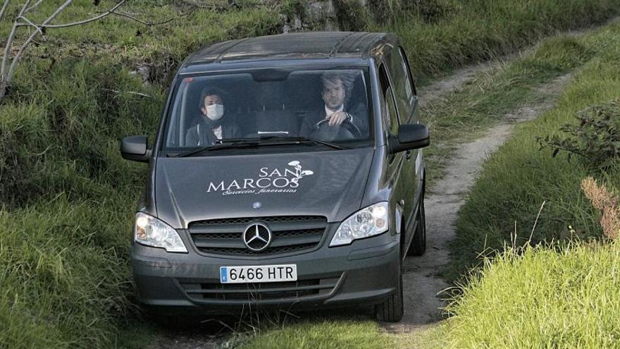 El coche fúnebre abandona la zona de Mourisca.