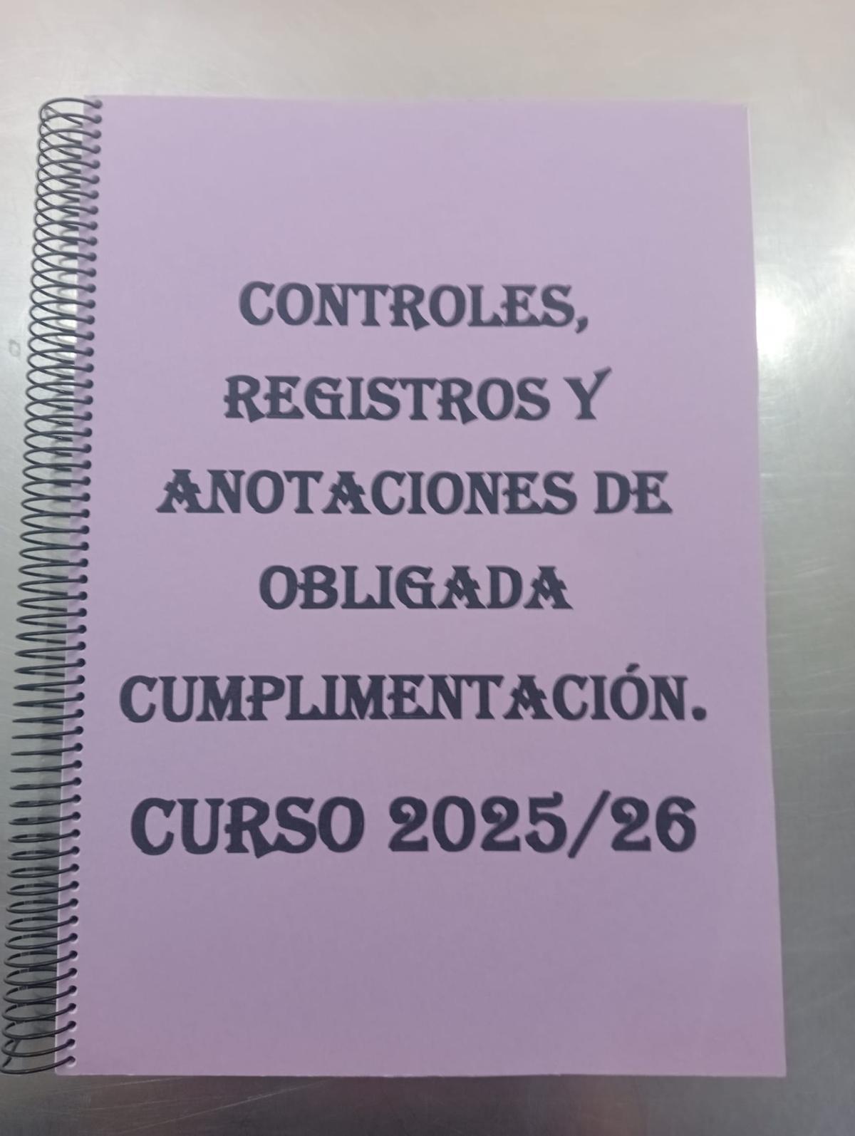 Así es el libro físico de la cocina del centro donde se lleva un control minucioso de los pasos que se siguen para elaborar la comida.
