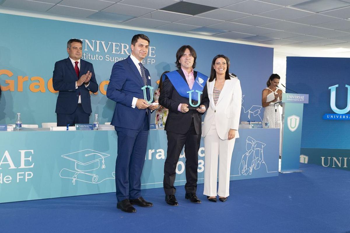 Hamed Wahdat Ahmadzada, director de Universae (izq.) y Mirella Molina (dcha.), directora general académica, durante la entrega de becas