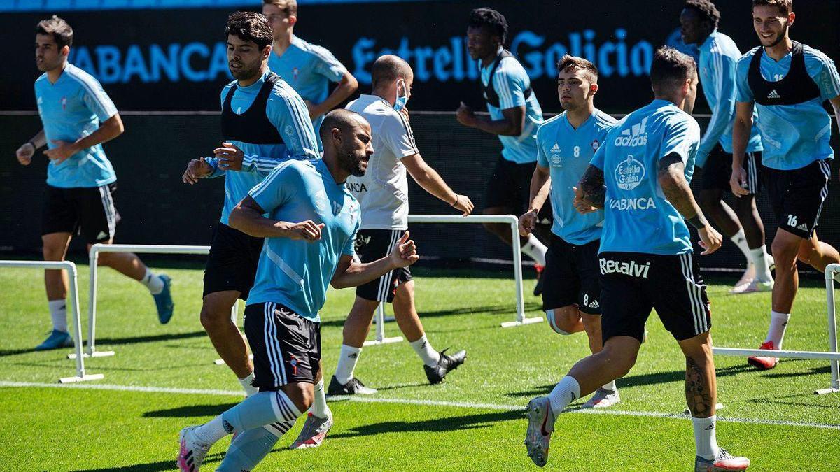 Rafinha, en el centro, durante el entrenamiento de ayer en Balaídos.