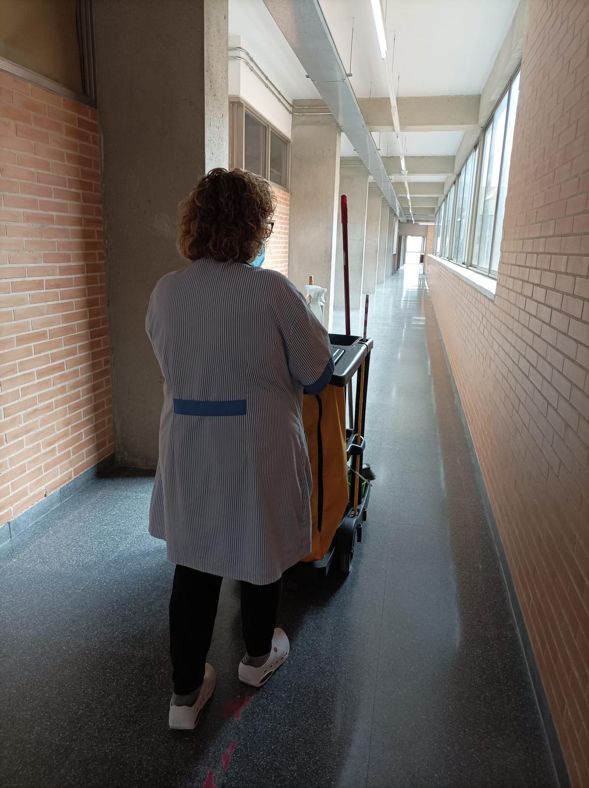 Una trabajadora de limpieza en un centro educativo, este lunes