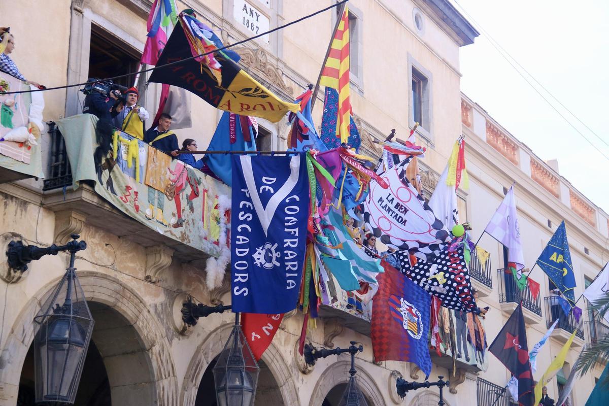 Banderas en el balcón del Ayuntamiento de Vilanova i la Geltrú durante el Diumenge de Comparses