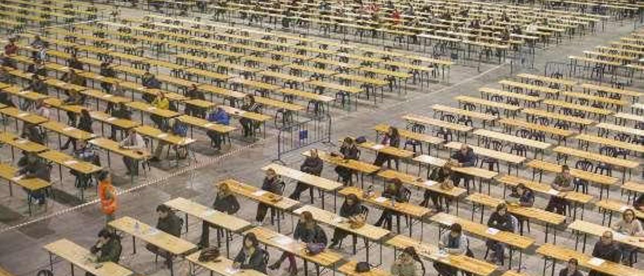 Opositores en un examen.