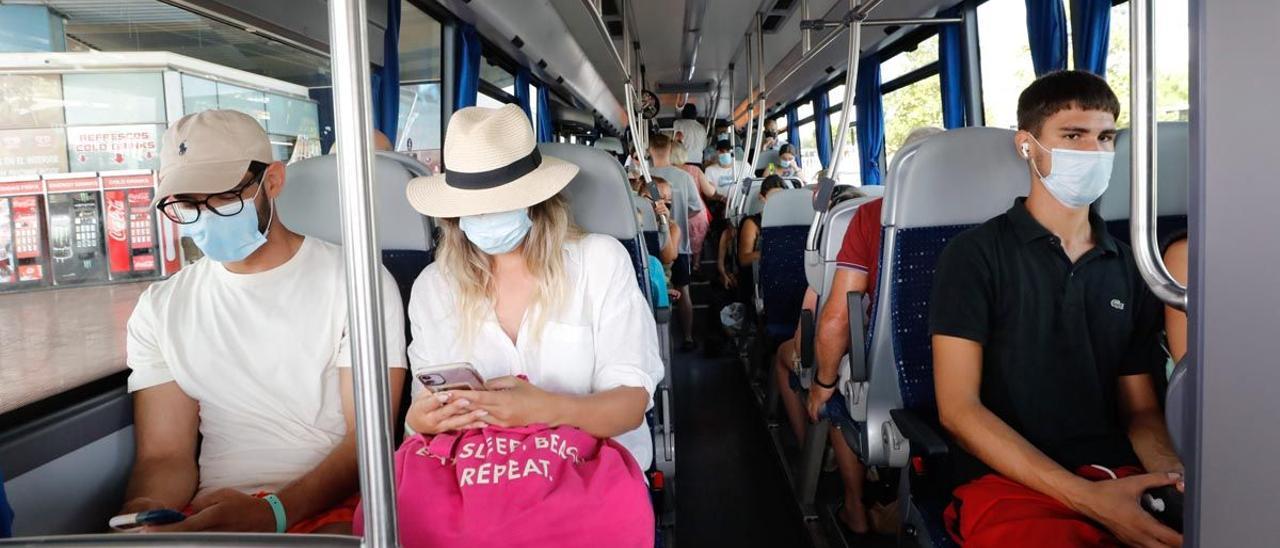 Un autobús de Ibiza este verano.