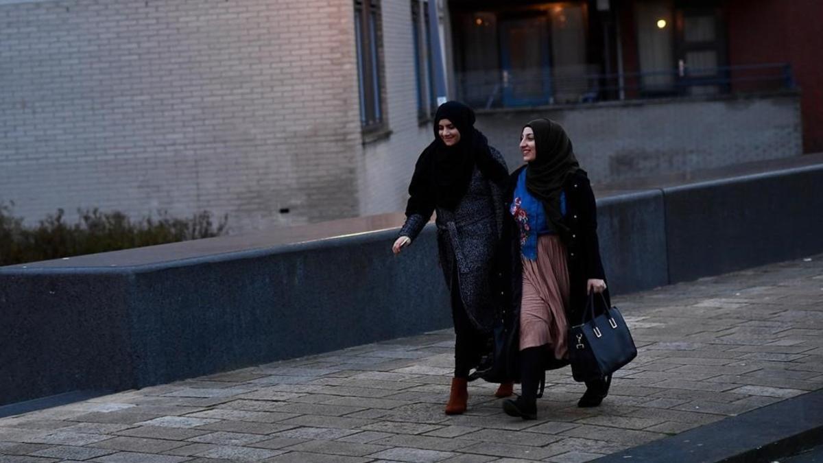 Mujeres musulmanas cerca de una mezquita de Rotterdam.