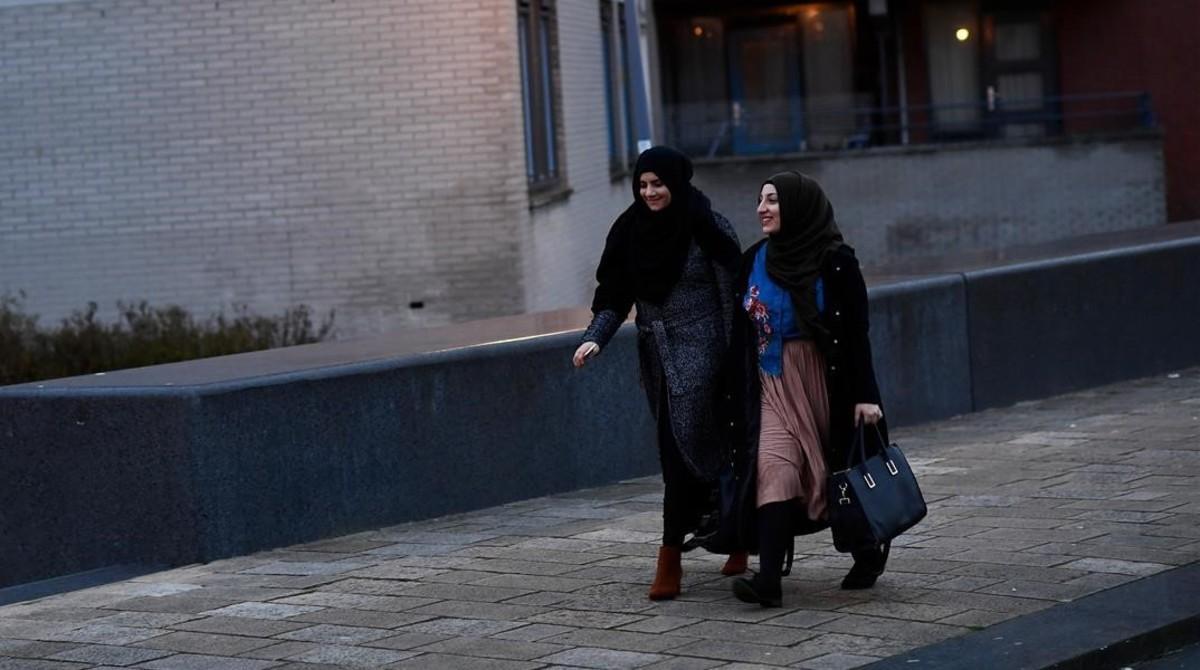 jgblanco37627746 muslim women walk through the streets near the essalam mosqu170315101646