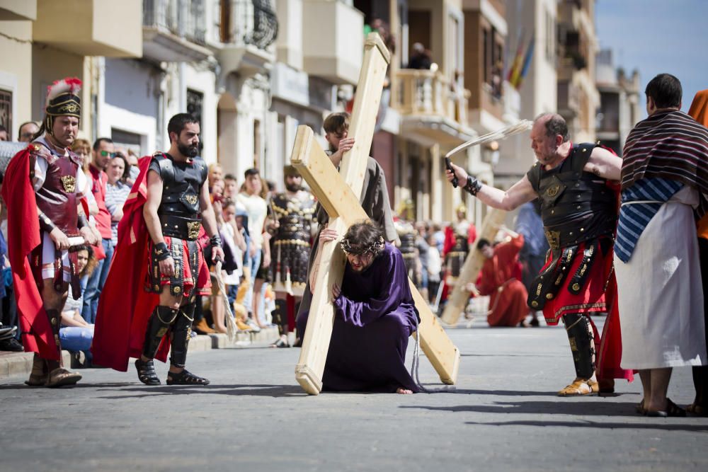 Vecinos y visitantes de Benetússer asisten a la representación del Calvario de Jesucristo.